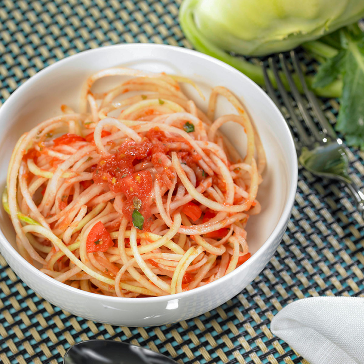 Kohlrabi-Spaghetti mit Tomatensoße und falschem Parmesan
