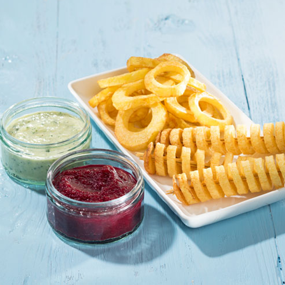 Knusprige Kartoffelsnacks mit Rote Bete-Ketchup und Zucchini-Kardamom-Dip